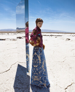 bazaar-us-august-2016_by_camilla-akrans_(7).thumb.jpg.a3939e7ff03f9bd8f7ee8f75f1a25938.jpg