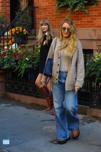 blake-lively-arriving-at-bradley-cooper-s-nyc-apartment-10-26-2023-0.jpg