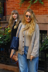 blake-lively-arriving-at-bradley-cooper-s-nyc-apartment-10-26-2023-1.jpg