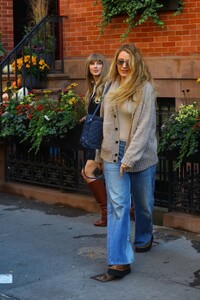 blake-lively-arriving-at-bradley-cooper-s-nyc-apartment-10-26-2023-3.jpg