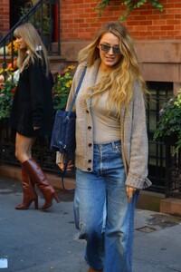 blake-lively-arriving-at-bradley-cooper-s-nyc-apartment-10-26-2023-4.jpg