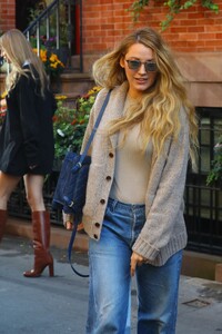 blake-lively-arriving-at-bradley-cooper-s-nyc-apartment-10-26-2023-5.jpg