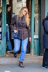 blake-lively-at-art-and-framing-store-in-west-village-11-09-2023-0.jpg