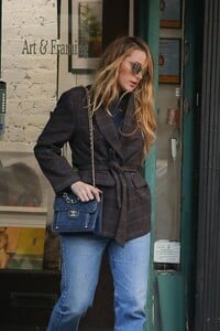 blake-lively-at-art-and-framing-store-in-west-village-11-09-2023-3.jpg