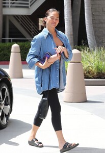 chrissy-teigen-arrives-at-pilates-class-in-beverly-hills-09-06-2023-1.jpg