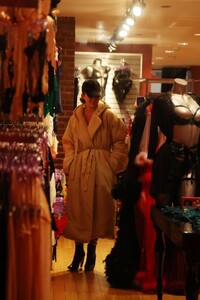 chrissy-teigen-out-shopping-with-friends-at-hustlers-in-new-york-12-28-2023-1.jpg