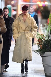chrissy-teigen-out-shopping-with-friends-at-hustlers-in-new-york-12-28-2023-3.jpg