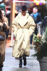 chrissy-teigen-out-shopping-with-friends-at-hustlers-in-new-york-12-28-2023-4.jpg