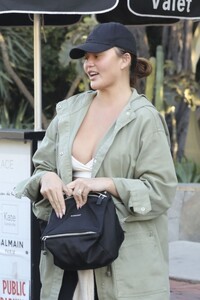 chrissy-teigen-shopping-at-bottega-veneta-in-west-hollywood-11-10-2023-0.jpg