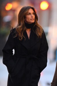 cindy-crawford-and-kaia-gerber-out-shopping-in-new-york-12-12-2023-0.jpg