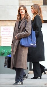 cindy-crawford-and-kaia-gerber-out-shopping-in-new-york-12-12-2023-1.jpg