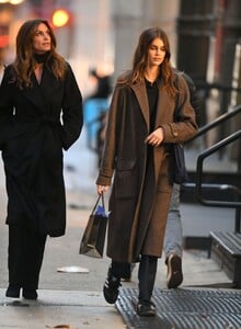 cindy-crawford-and-kaia-gerber-out-shopping-in-new-york-12-12-2023-2.jpg