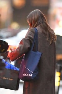 cindy-crawford-and-kaia-gerber-out-shopping-in-new-york-12-12-2023-6.jpg