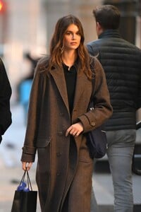 cindy-crawford-and-kaia-gerber-out-shopping-in-new-york-12-12-2023-7.jpg