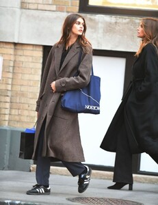 cindy-crawford-and-kaia-gerber-out-shopping-in-new-york-12-12-2023-8.jpg