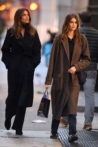 cindy-crawford-and-kaia-gerber-out-shopping-in-new-york-12-12-2023-9.jpg