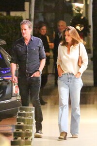 cindy-crawford-and-rande-gerber-at-lucky-s-in-malibu-12-16-2023-4.jpg