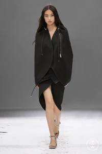courregesss24runwaypresslook45-93ff9bfd.thumb.webp.7421b5679c784f06fc6c3d0dbf654b4f.webp