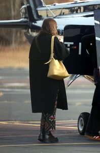 dakota-johnson-getting-on-a-helicopter-in-hamptons-11-26-2023-5.jpg