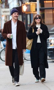 dakota-johnson-out-for-coffee-with-a-friend-in-new-york-11-16-2023-6.jpg