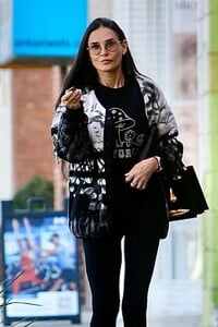 demi-moore-out-in-los-angeles-12-03-2023-2.jpg