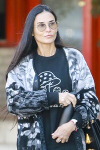 demi-moore-out-in-los-angeles-12-03-2023-3.jpg