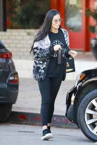 demi-moore-out-in-los-angeles-12-03-2023-6.jpg