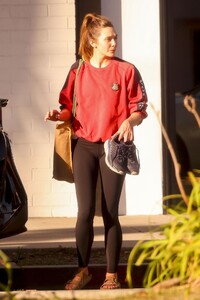 elizabeth-olsen-in-workout-outfit-in-los-angeles-12-02-2023-0.jpg