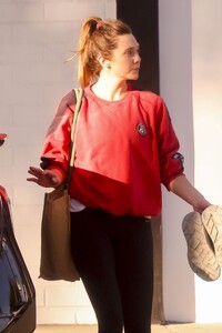 elizabeth-olsen-in-workout-outfit-in-los-angeles-12-02-2023-2.jpg