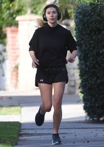 elizabeth-olsen-on-a-jog-in-los-angeles-11-27-2023-0.jpg