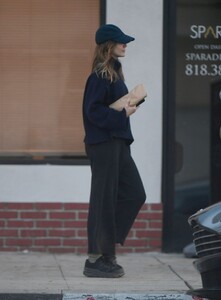 elizabeth-olsen-out-shopping-in-los-angeles-12-27-2023-0.jpg