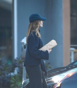 elizabeth-olsen-out-shopping-in-los-angeles-12-27-2023-1.jpg