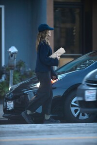 elizabeth-olsen-out-shopping-in-los-angeles-12-27-2023-4.jpg