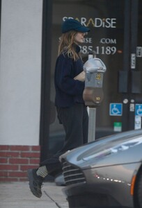 elizabeth-olsen-out-shopping-in-los-angeles-12-27-2023-5.jpg