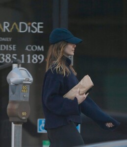 elizabeth-olsen-out-shopping-in-los-angeles-12-27-2023-6.jpg