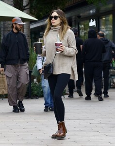 elizabeth-olsen-street-style-shopping-in-studio-city-11-30-2023-0.jpg