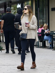 elizabeth-olsen-street-style-shopping-in-studio-city-11-30-2023-1.jpg