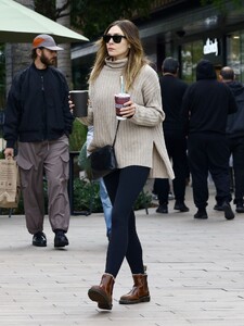 elizabeth-olsen-street-style-shopping-in-studio-city-11-30-2023-3.jpg