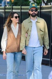 elizabeth-olsen-with-her-husband-in-new-york-10-25-2023-1.jpg