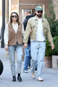 elizabeth-olsen-with-her-husband-in-new-york-10-25-2023-6.jpg