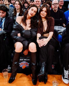 emily-ratajkowski-and-irina-shayk-at-knicks-vs-miami-heat-game-at-madison-square-garden-in-new-york-11-24-2023-3.jpg