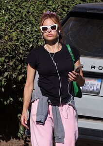 eva-mendes-in-pink-pangaia-sweatpants-black-top-and-green-bag-in-santa-barbara-12-04-2023-0.jpg