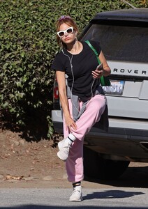 eva-mendes-in-pink-pangaia-sweatpants-black-top-and-green-bag-in-santa-barbara-12-04-2023-1.jpg