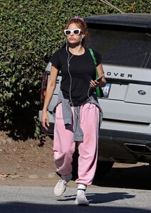 eva-mendes-in-pink-pangaia-sweatpants-black-top-and-green-bag-in-santa-barbara-12-04-2023-2.jpg