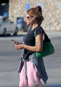 eva-mendes-in-pink-pangaia-sweatpants-black-top-and-green-bag-in-santa-barbara-12-04-2023-6.jpg