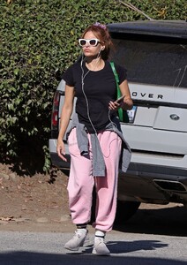 eva-mendes-in-pink-pangaia-sweatpants-black-top-and-green-bag-in-santa-barbara-12-04-2023-8.jpg