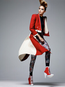 gigi-hadid-by-sc3b8lve-sundsbc3b8-for-vogue-china-march-2016-11.thumb.jpg.ff355efe17183183fdad563c4e0e7bdb.jpg
