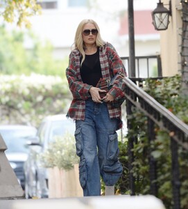 gwen-stefani-out-and-about-in-los-angeles-12-17-2023-0.jpg