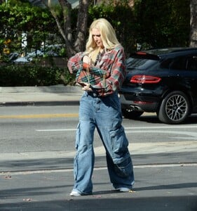 gwen-stefani-out-and-about-in-los-angeles-12-17-2023-2.jpg