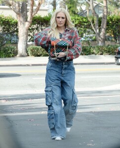 gwen-stefani-out-and-about-in-los-angeles-12-17-2023-3.jpg